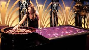 Người dùng chọn tựa game slot tại 8qbet trên điện thoại Android